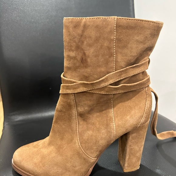 Worn once, beautiful brown suede David Lawrence heeled boots - Picture 2 of 3